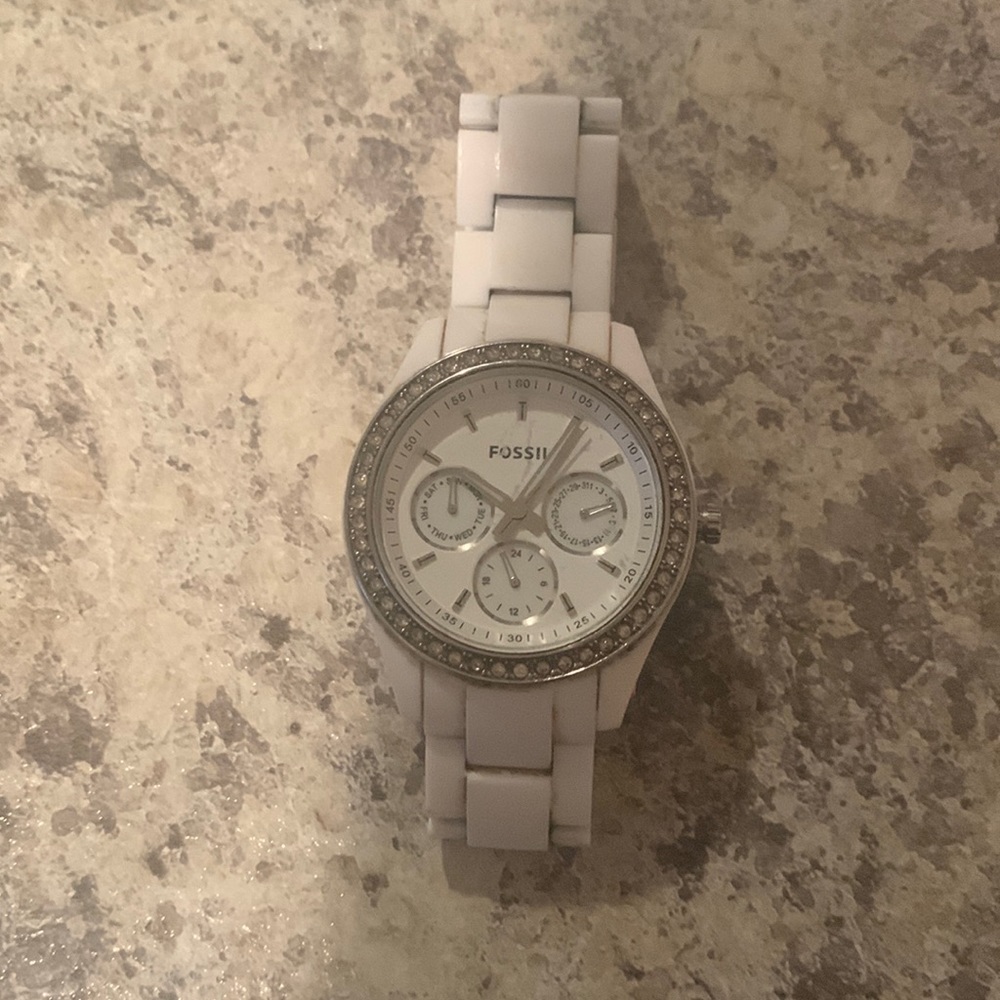 White fossil watch just needs a battery